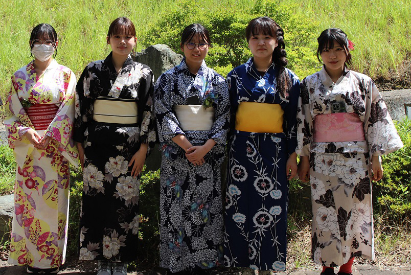写真：授業中の女子学生の様子