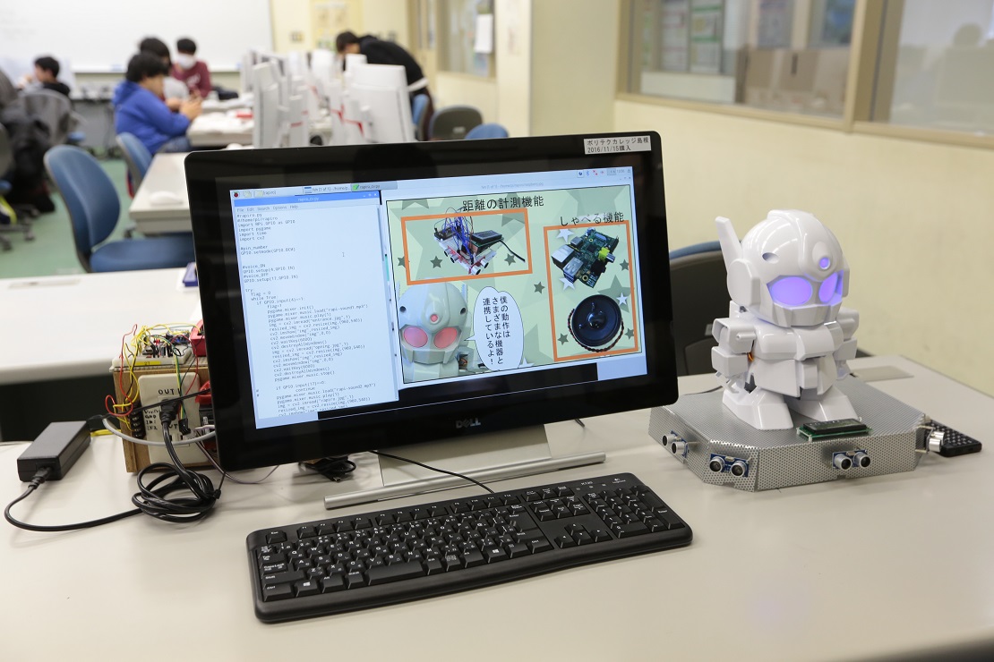 写真：電子情報技術科で使用するパソコンやロボット