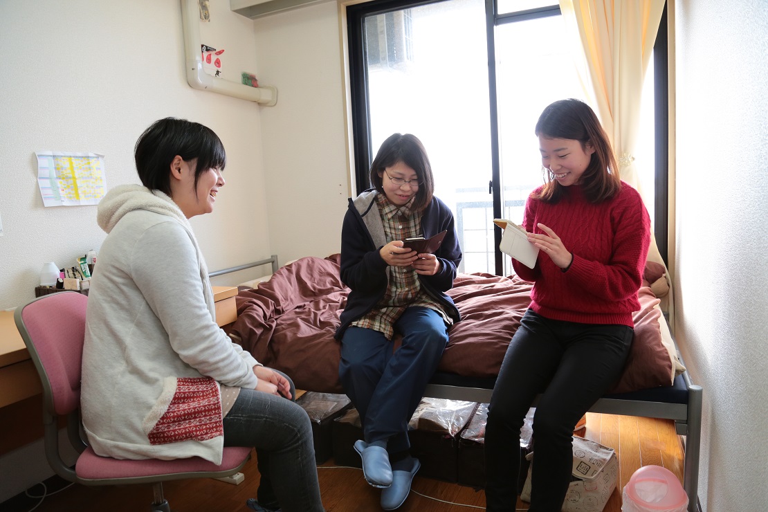 写真：女子寮談話室で話す学生の様子