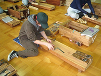 大工道具のメンテナンス作業、木工製品作成、住宅部材の加工・組み立て作業