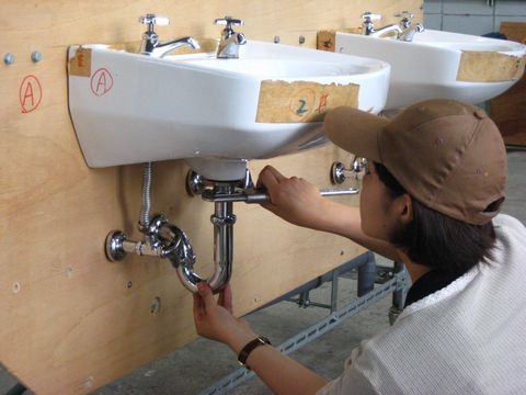 給排水衛生設備管理作業の様子（写真）