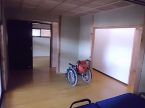 左側の和室を洋室にリフォーム後の写真と車椅子