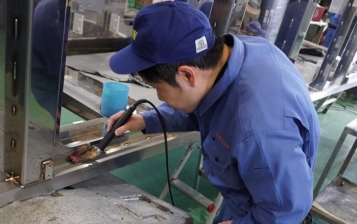 電解研磨作業中