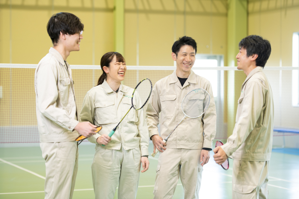 先輩方とバドミントンをしている写真