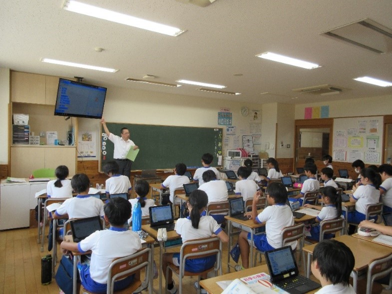 滑川市立田中小学校において、出前授業（きみの絵を動かそう！プログラミング ）を実施した写真2