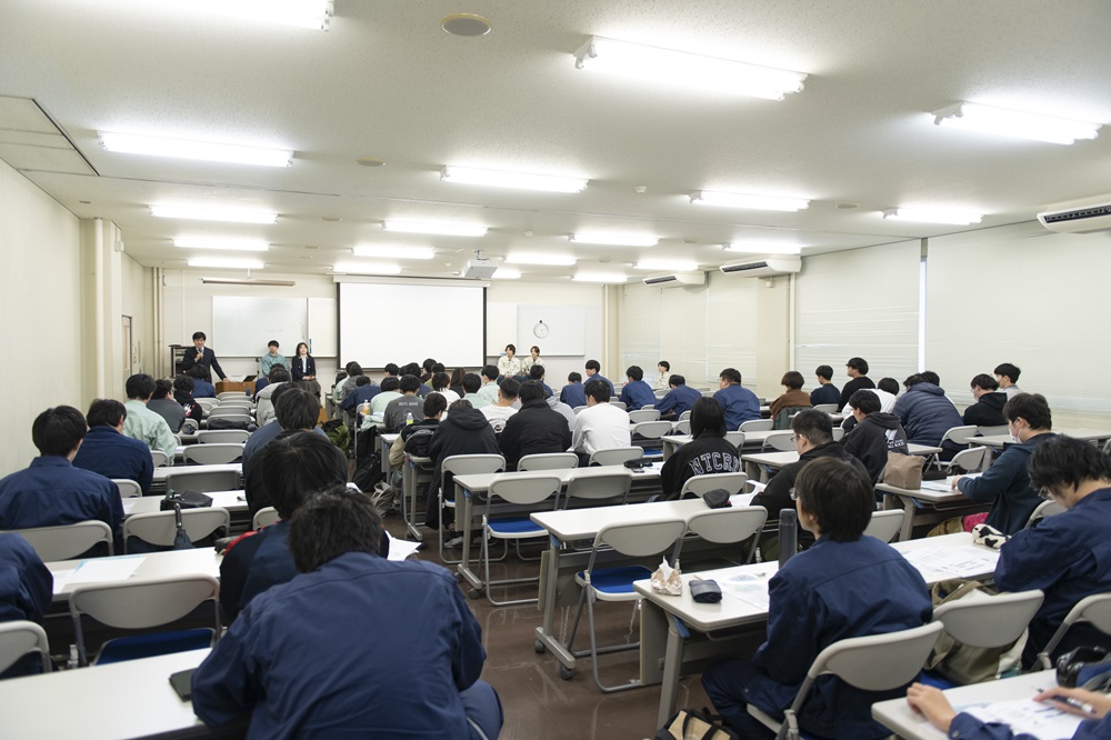 【就職支援ガイダンス(業界・企業・職種研究)】の写真6