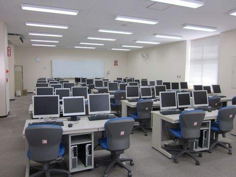 教育棟第２　パソコン教室　写真１
