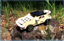 太陽光で走る木製のソーラーカー