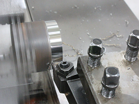 旋盤での加工作業の様子